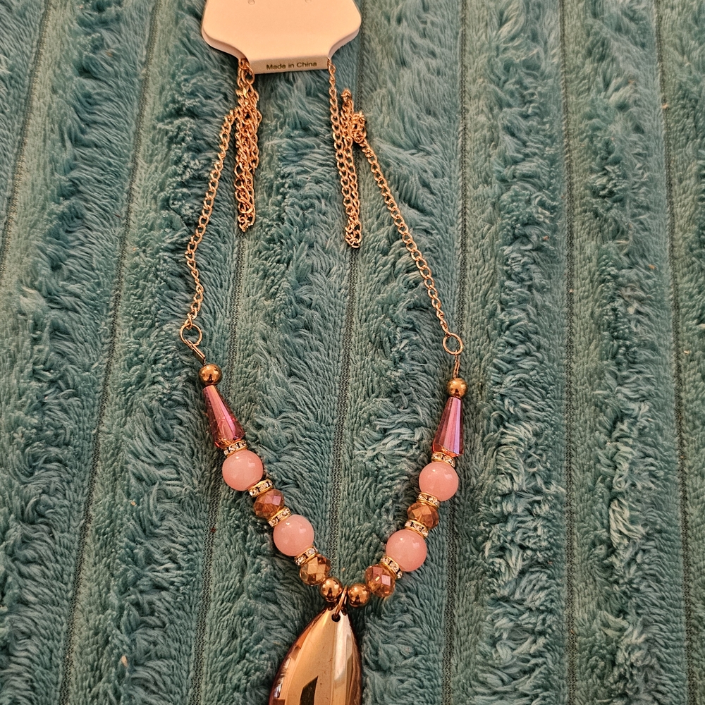 Elegant Pink and Gold Necklace